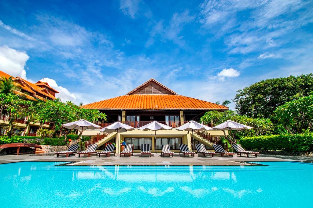 4 Resorts With Private Pool Perfect For Spring Season