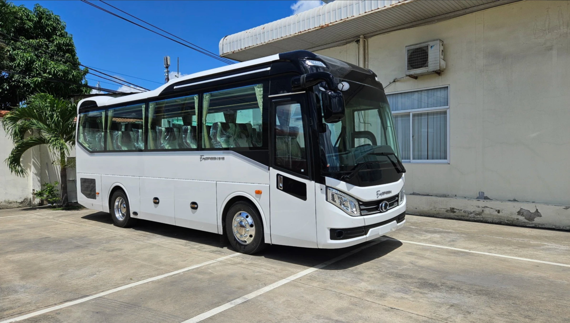 29-Seater Minibus, Mini Coach Rental with Muine Express - METO Travel & Event